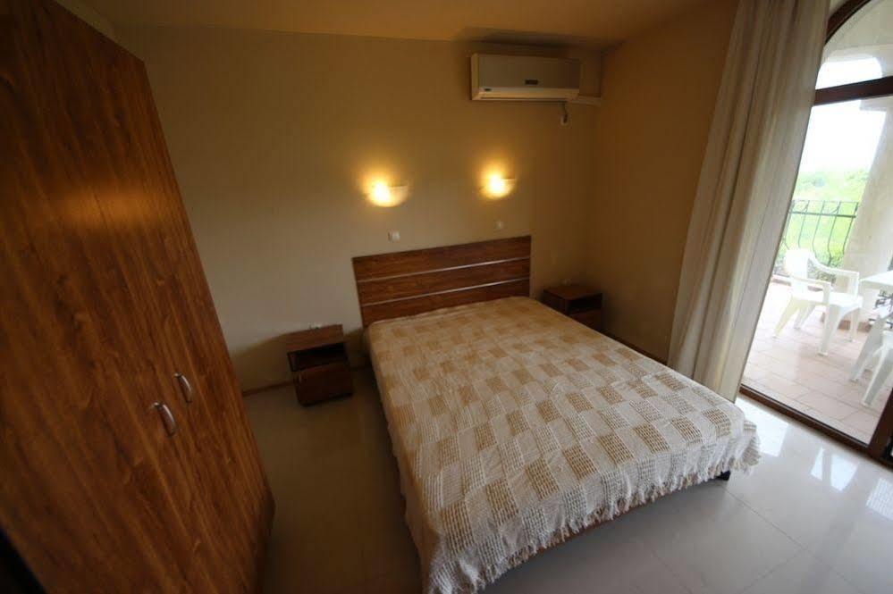 Menada Green Hills Apartments Sozopol Exteriör bild
